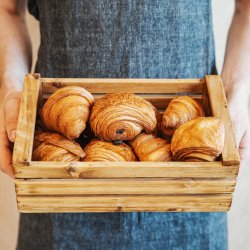 Petites viennoiseries fraîches de la boulangerie - Petit-déjeuner