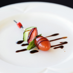 Brochettes de tomates cerises, concombres, fraises et basilic réduction de vinaigre balsamique - Bouchées froides