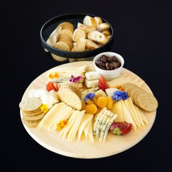 Fine Quebec cheeses (60g/person) with bread and grapes - Savory break