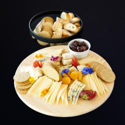 Fromages fin québécois avec pain et raisins - Pause Salée