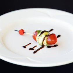 Brochettes de tomates cerises, bocconcini et basilic réduction de vinaigre balsamique - Bouchées froides
