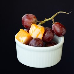 Cheddar cheese cubes and grapes - Savory break