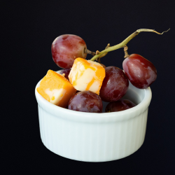 Cubes de fromage cheddar et raisins - Pause Salée