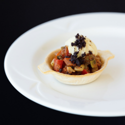 Ratatouille de légumes, hummus, chips de pain libanais, crème d’ail - Bouchées froides