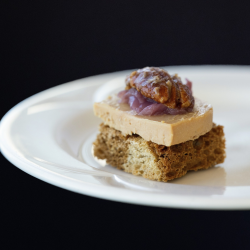 Terrine de foie gras sur croûton, confiture d’oignons aux canneberges, pacanes à l’érable - Bouchées froides