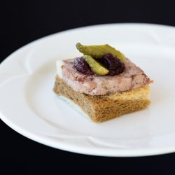 Terrine de canard sur croûton, canneberges confites et mini cornichons - Bouchées froides