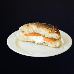 Half bagel with cream cheese and smoked salmon - Savory break