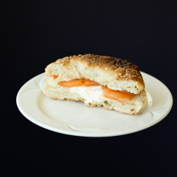 Demi-Bagel fromage à la crème et saumon fumé - Pause Salée