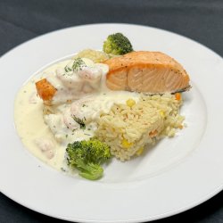 Salmon fillet with dill sauce and shrimp - Hot meal