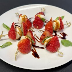 Bocconcini, strawberry and balsamic vinegar skewer - Entrées & Tapas